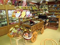 Интерьер кондитерского магазина деревянная телега